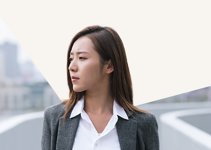 Photo of a women walking in a city with confidence thanks to her National Bank Investments portfolio