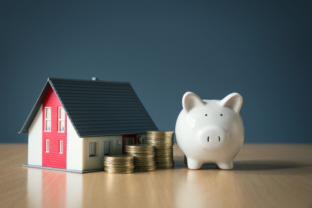 CELI: Réponses aux 10 questions les plus fréquentes Une petite maison de carton, des pièces de monnaie et une tirelire en forme de cochonnet